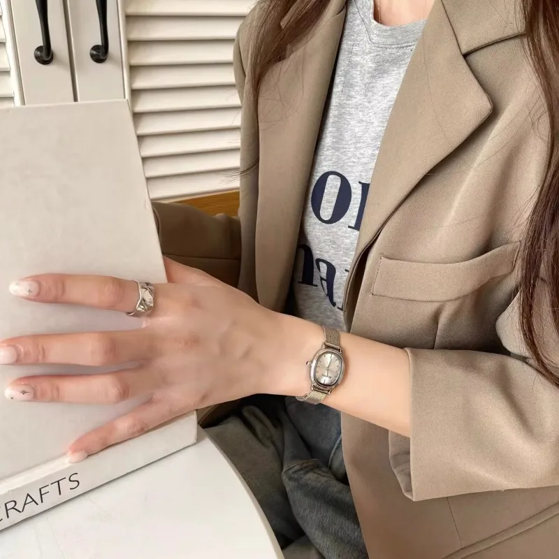 صغيرة البيضاوي الهاتفي الأخضر  - مراجعة Luxury Watch Green Dial وسعره