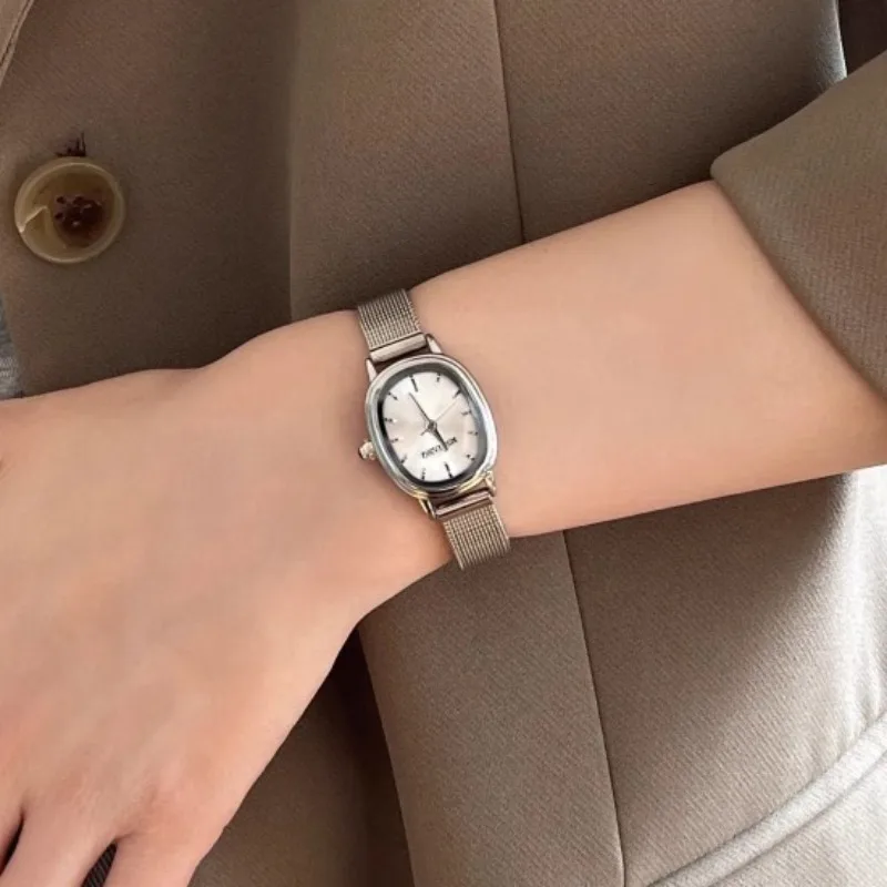 صغيرة البيضاوي الهاتفي الأخضر  - مراجعة Luxury Watch Green Dial وسعره